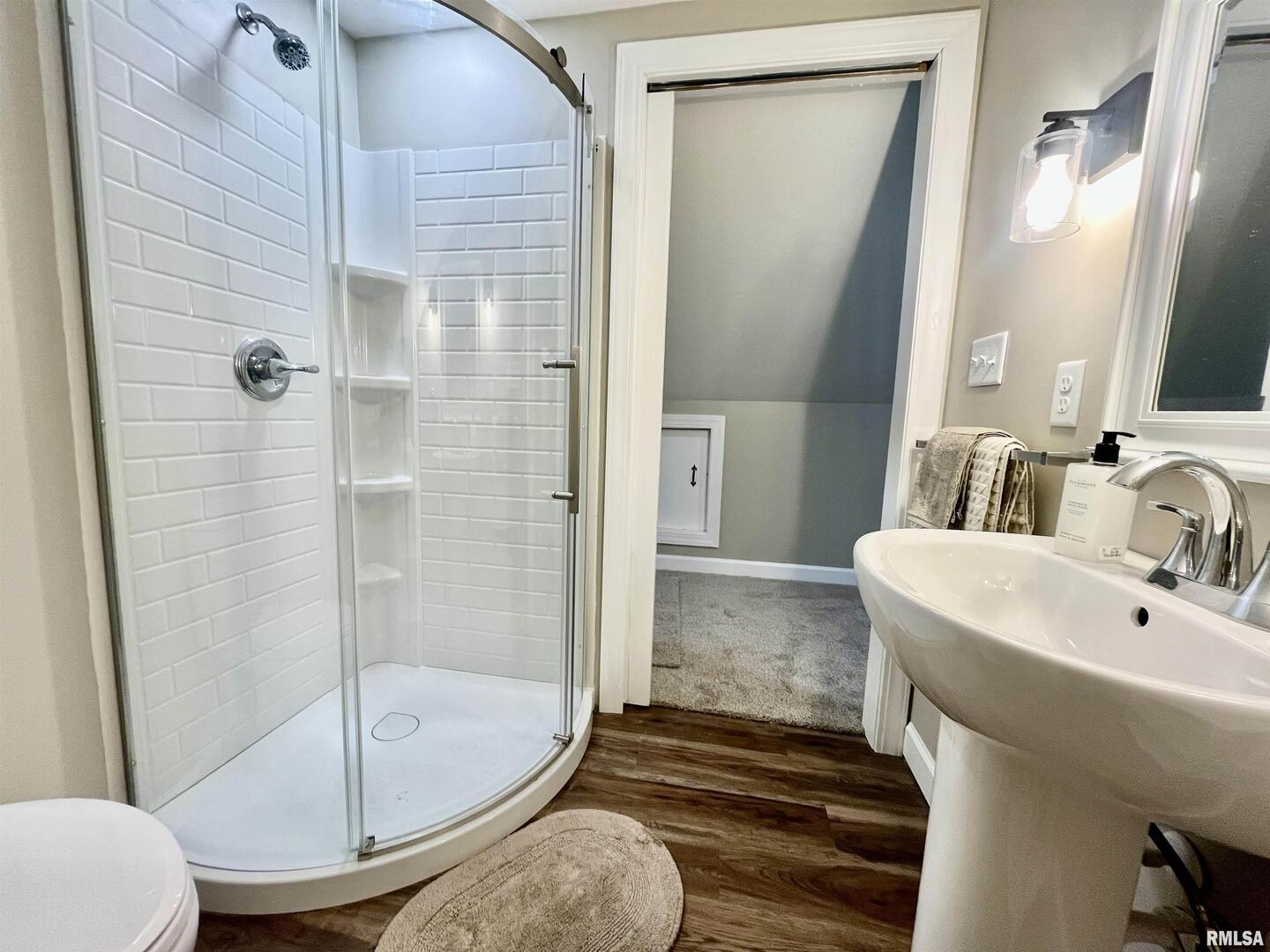 314 West 12th Street Metropolis, IL 62960 - Photo 23 of 29 a bathroom with a sink and mirror with bathtub