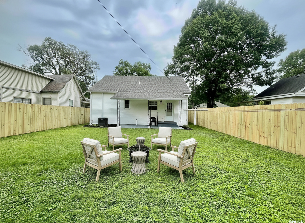 314 West 12th Street Metropolis, IL 62960 - Photo 5 of 29 a front view of a house with garden and sitting area