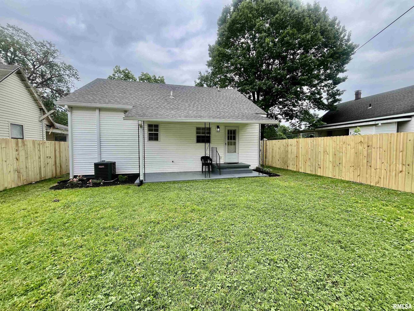 314 West 12th Street Metropolis, IL 62960 - Photo 7 of 29 a house view with a garden space