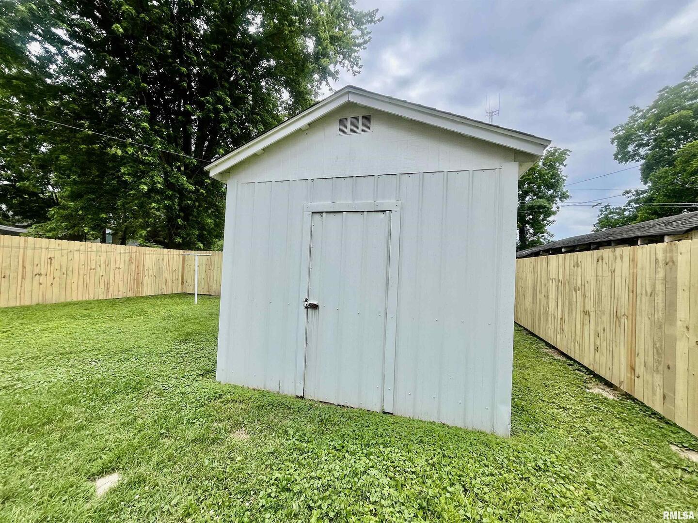 314 West 12th Street Metropolis, IL 62960 - Photo 9 of 29 a view of backyard of house with wooden fence