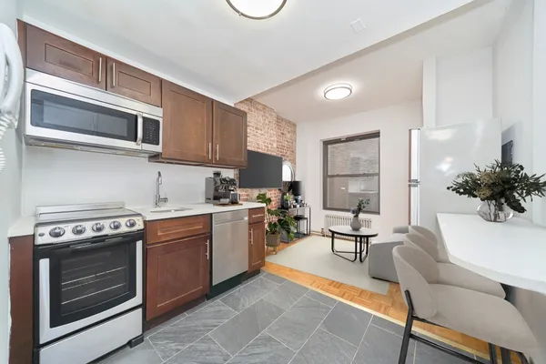 $3,800 | 333 West 43rd Street, Unit 2B | Hell's Kitchen