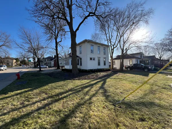$2,000 | 301 West Main Street, Unit 2, Barrington, IL 60010