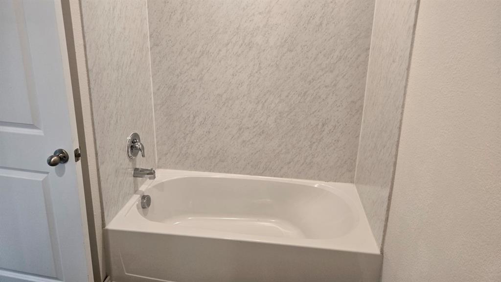 920 Jefferson Way Sherman, TX 75090 - Photo 3 of 21 a bathroom with a bathtub