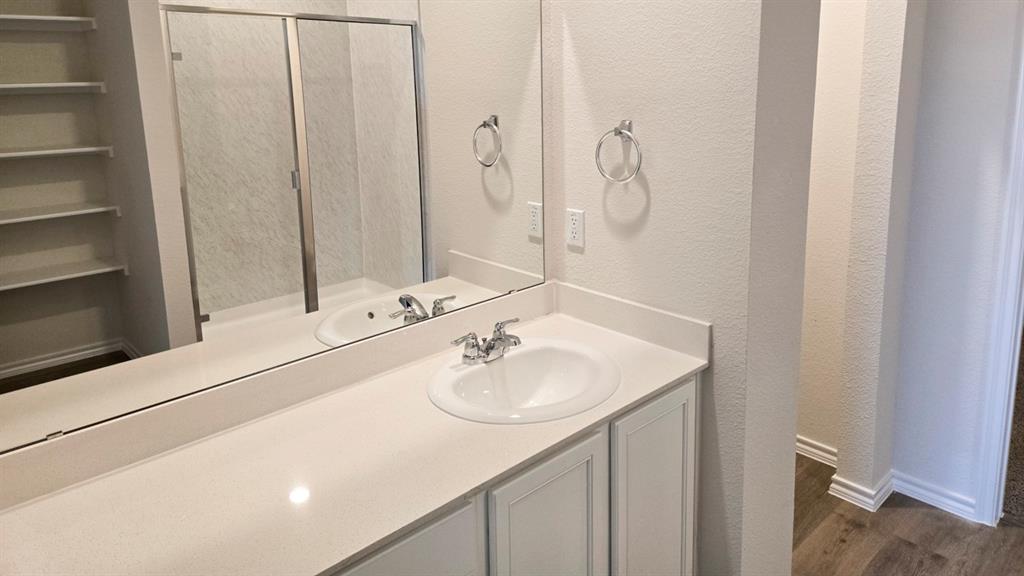 920 Jefferson Way Sherman, TX 75090 - Photo 5 of 21 a bathroom with a sink and a mirror