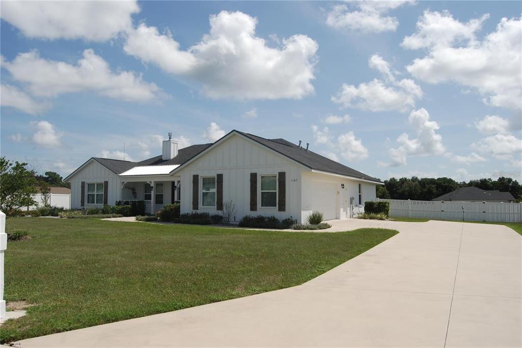 1167 Southeast 63rd Ct Road Ocala, FL 34472 - Photo 4 of 37 a front view of house with yard and green space