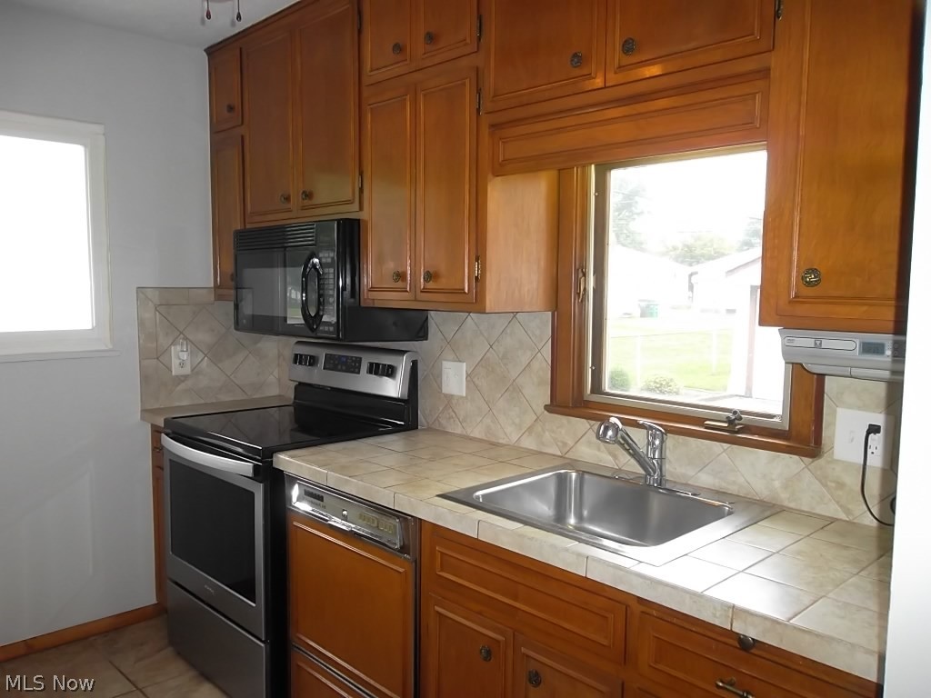 30018 Vineyard Road Willowick, OH 44095 - Photo 8 of 29