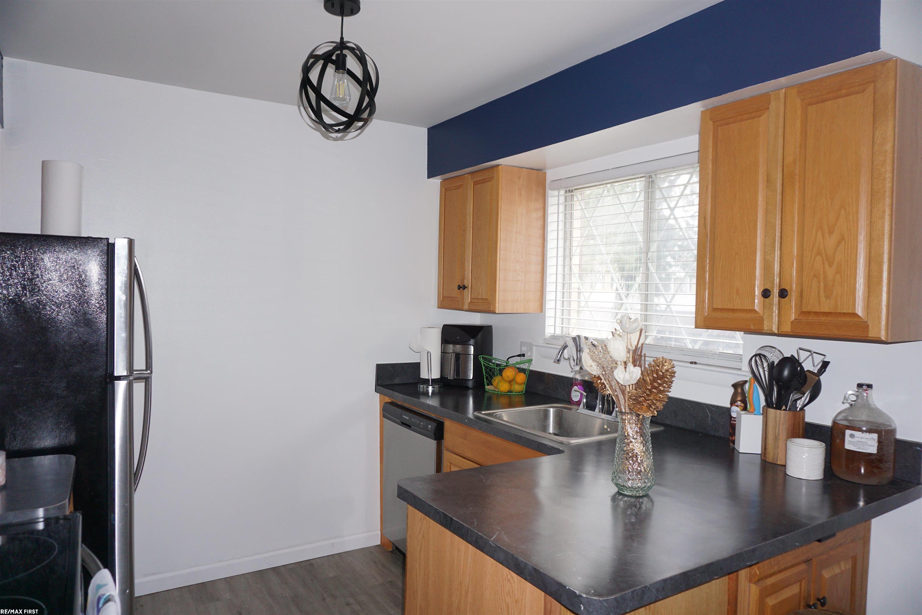 29249 Hayes Road, Unit J 10 Warren, MI 48088 - Photo 7 of 34