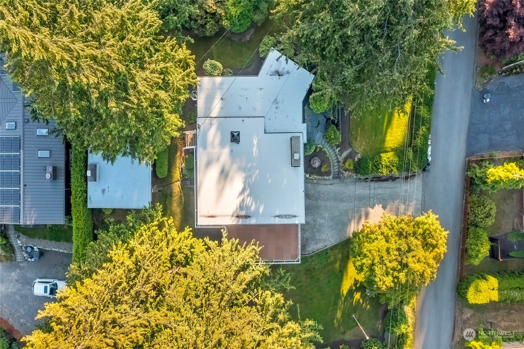 1104 39th Street Everett, WA 98201 - Photo 29 of 40 front view of a house with a yard