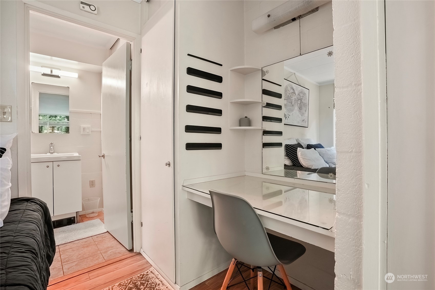 1104 39th Street Everett, WA 98201 - Photo 35 of 40 a view of a livingroom with furniture and entryway