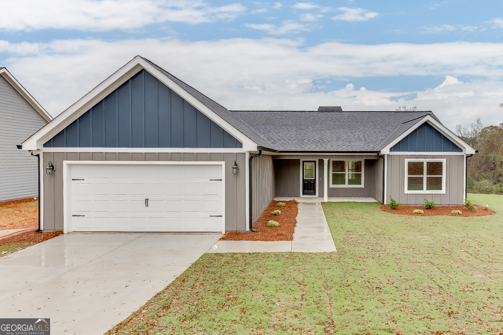 a view of a house with backyard and porch