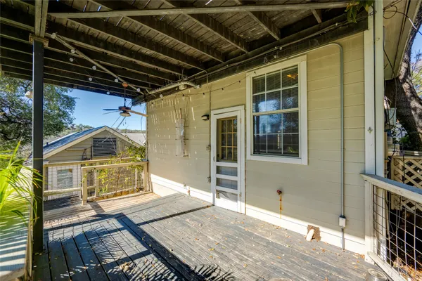 a view of entryway with a balcony