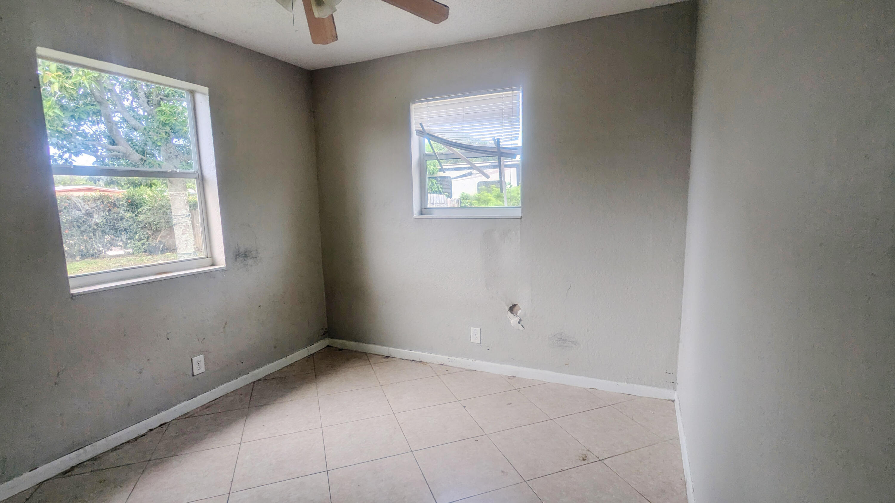 85 Morgans Way Palm Springs, FL 33461 - Photo 4 of 17 an empty room with windows and closet