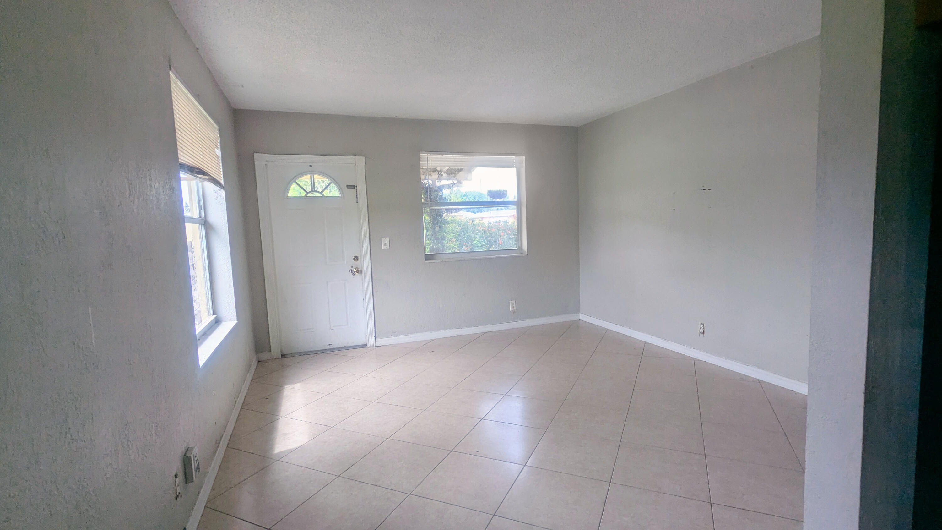85 Morgans Way Palm Springs, FL 33461 - Photo 10 of 17 an empty room with windows and mirror