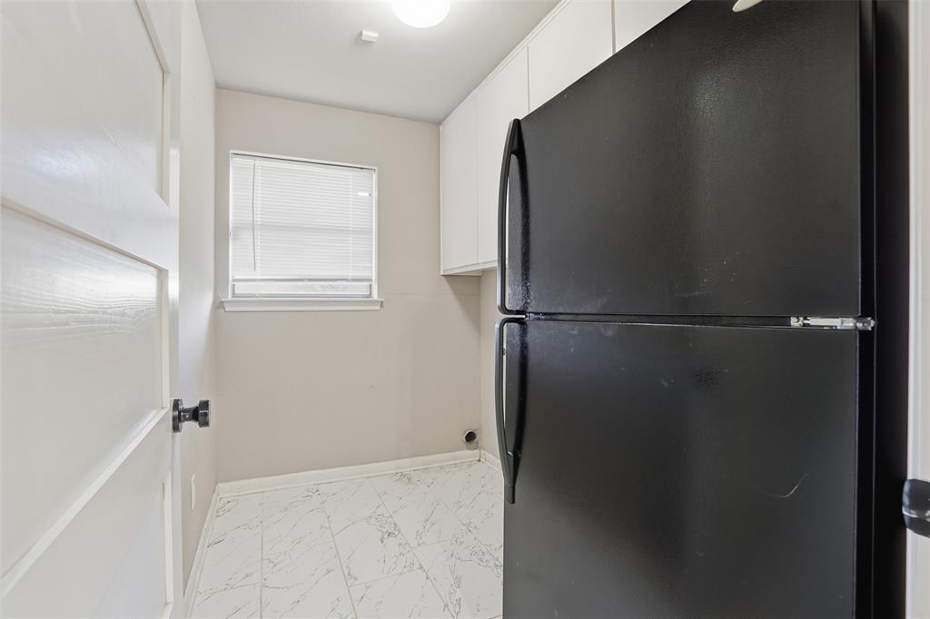 704 Timberview Court North Fort Worth, TX 76112 - Photo 22 of 40 a bathroom with a bathtub