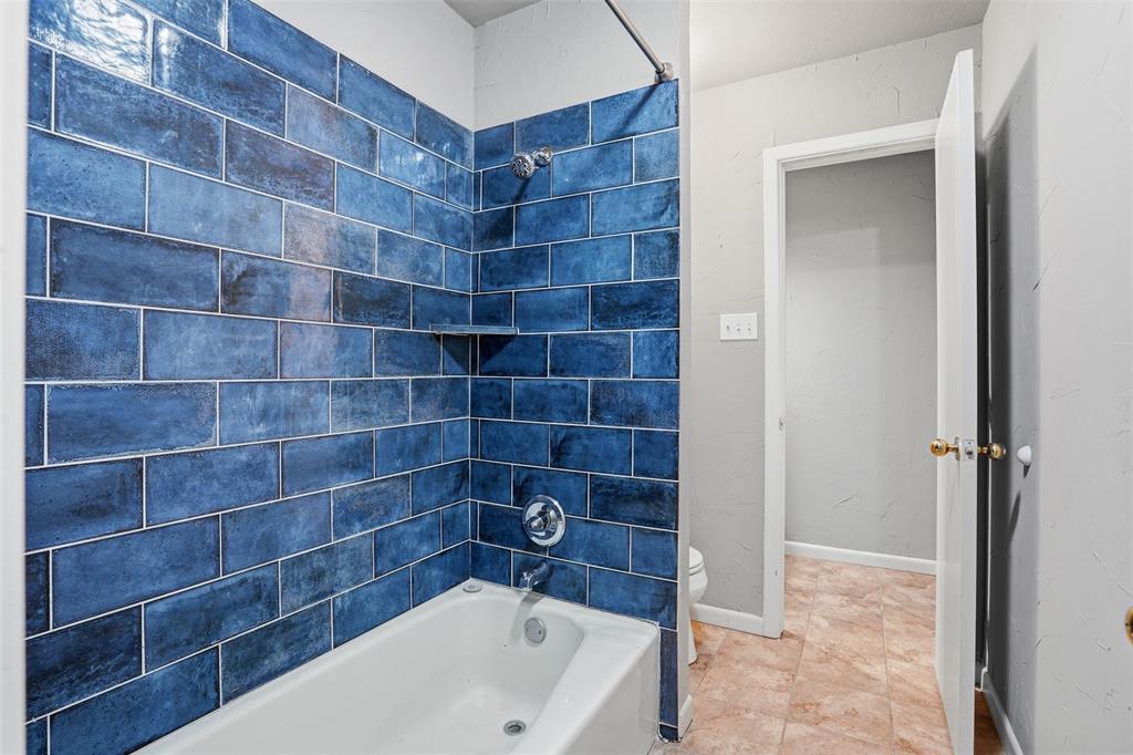 704 Timberview Court North Fort Worth, TX 76112 - Photo 26 of 40 a bathroom with a bathtub