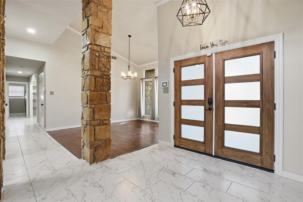 704 Timberview Court North Fort Worth, TX 76112 - Photo 6 of 40 a view of entryway and hall with a bath tub
