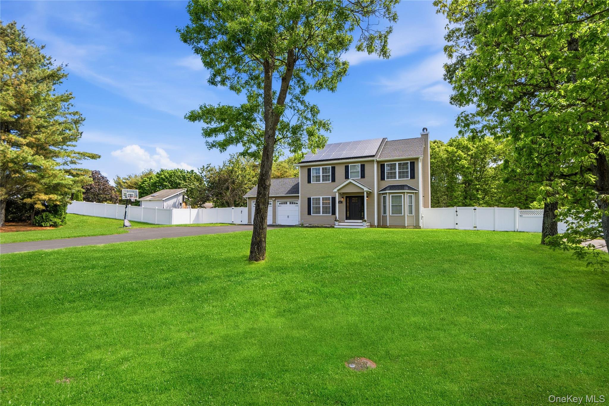 587 Blue Point Road Holtsville, NY 11742 - Photo 3 of 38