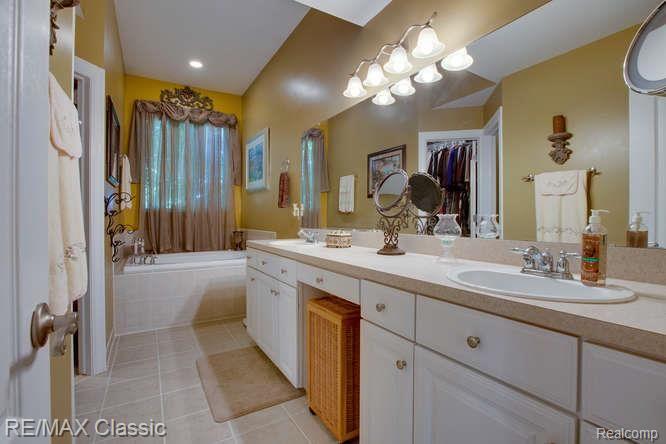 4293 Burke Road Newport, MI 48166 - Photo 27 of 36 Master bath has jetted tub