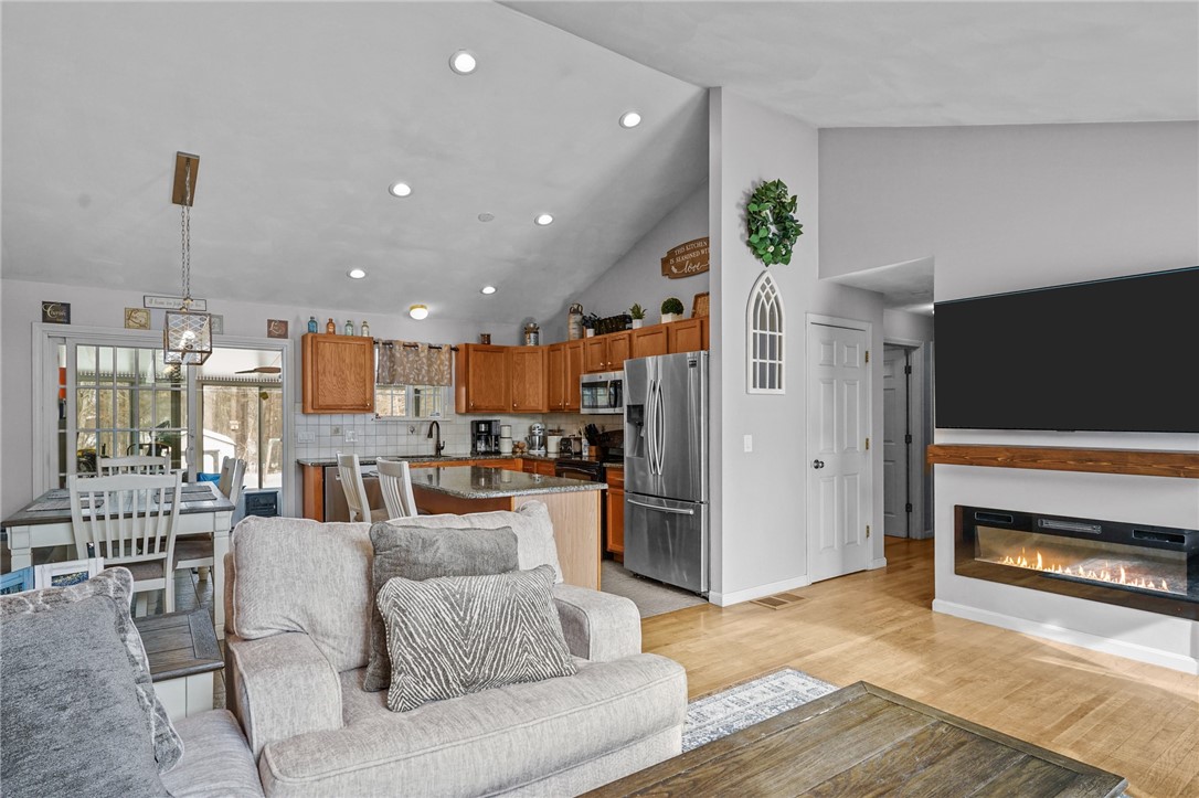 34 King Street Coventry, RI 02816 - Photo 5 of 48