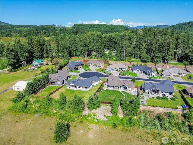 a view of yard with green space