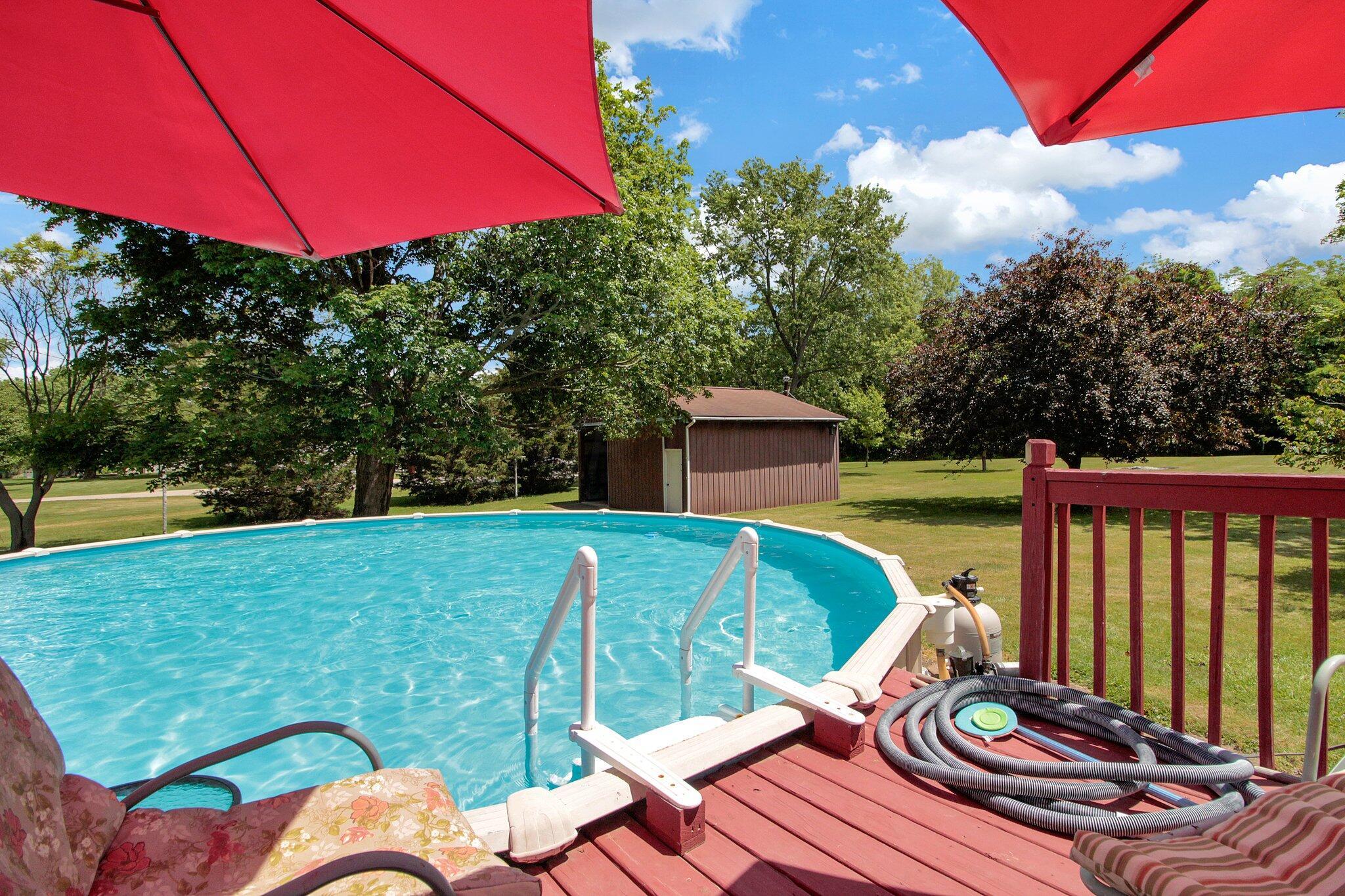 5760 Amanda Northern Road Carroll, OH 43112 - Photo 3 of 23 Pool w/ sunbathing deck