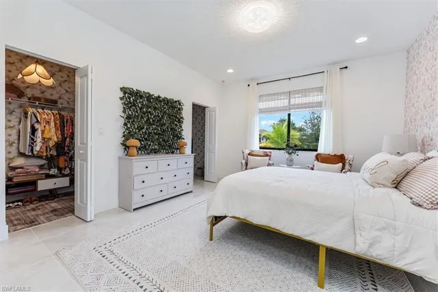 a en suite bathroom with a double vanity sink and mirror