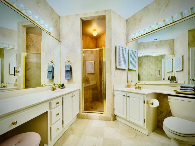 a view of a walk in the balcony