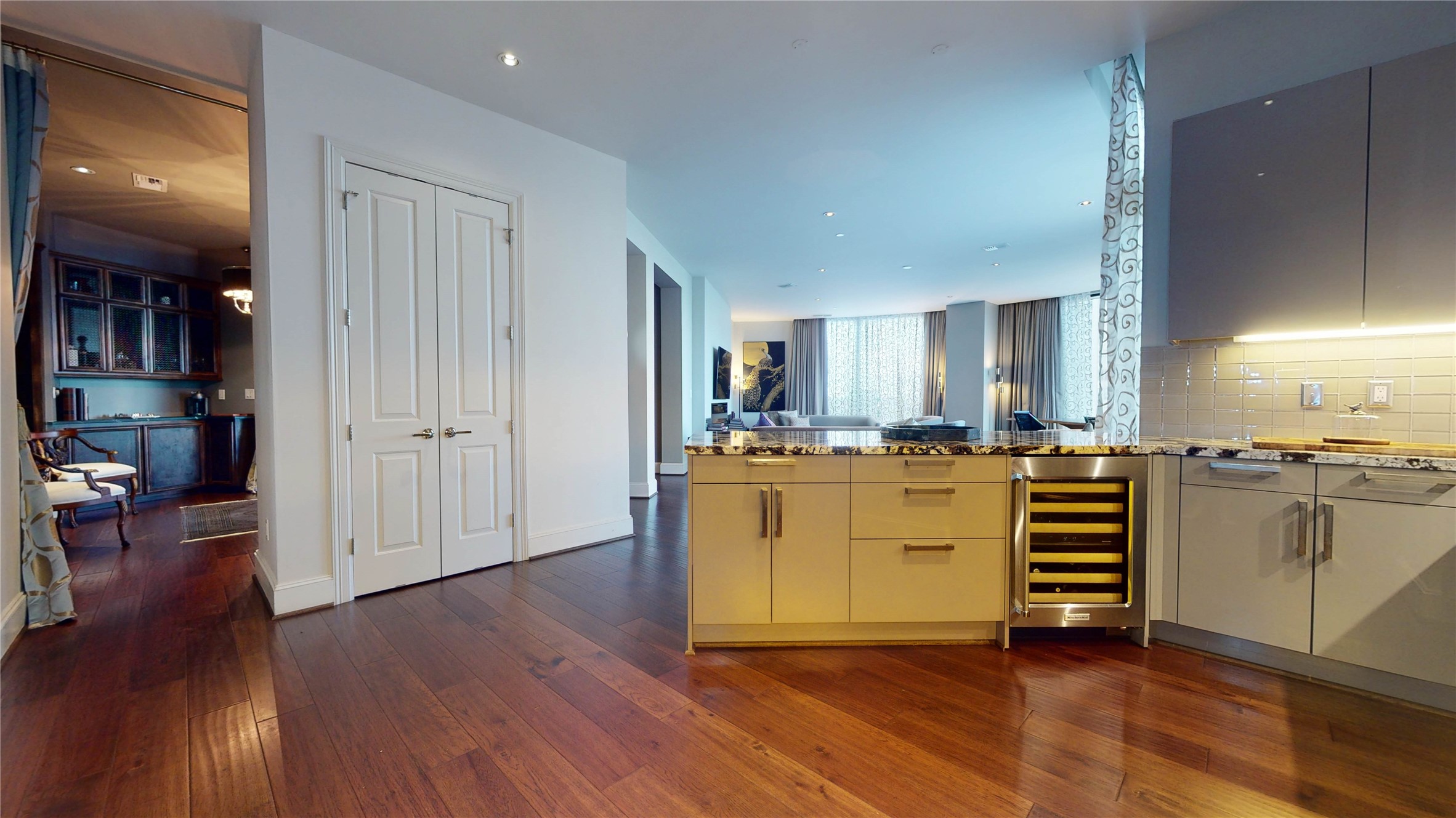 1409 Post Oak Boulevard, Unit 902 Houston, TX 77056 - Photo 19 of 38 a view of a kitchen with wooden floor and electronic appliances