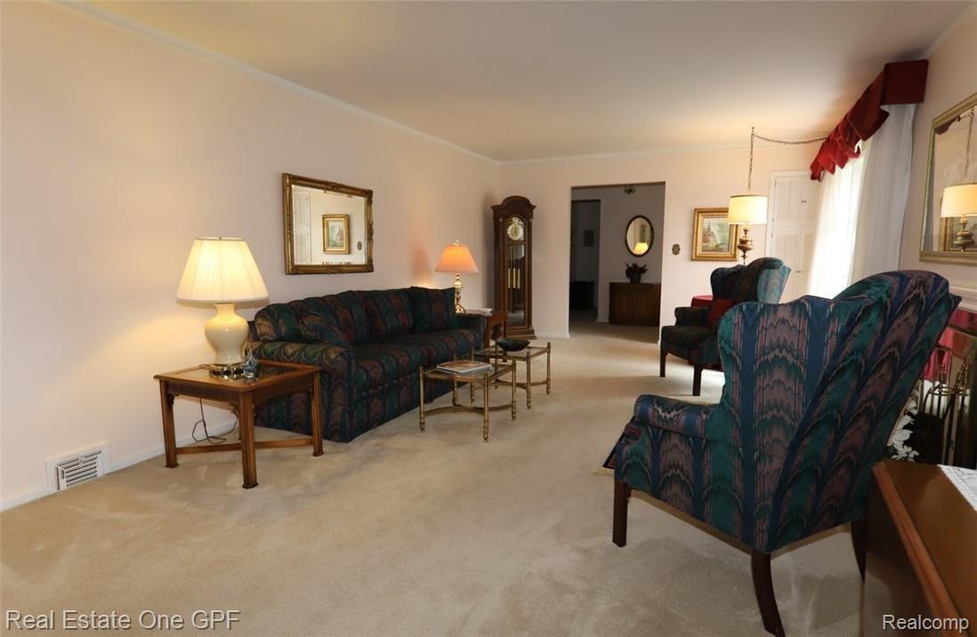 416 Lexington Road Grosse Pointe, MI 48236 - Photo 3 of 19 3 IMG_0460.JPG