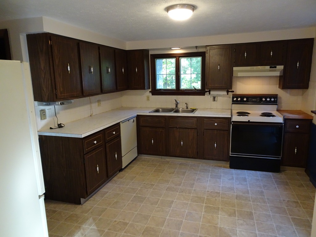 48 Pierce Street Rochester, MA 02770 - Photo 3 of 11