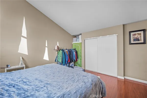 a bed room with a bed and a closet