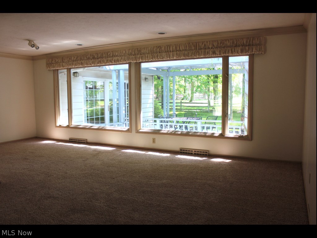943 Roland Road Lyndhurst, OH 44124 - Photo 4 of 17 Living Room leading to the Dining Room