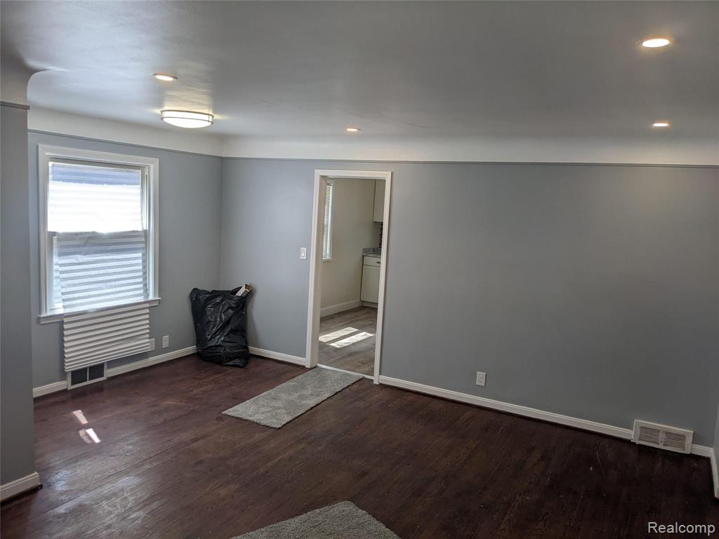 10033 Patton Street Detroit, MI 48228 - Photo 9 of 28