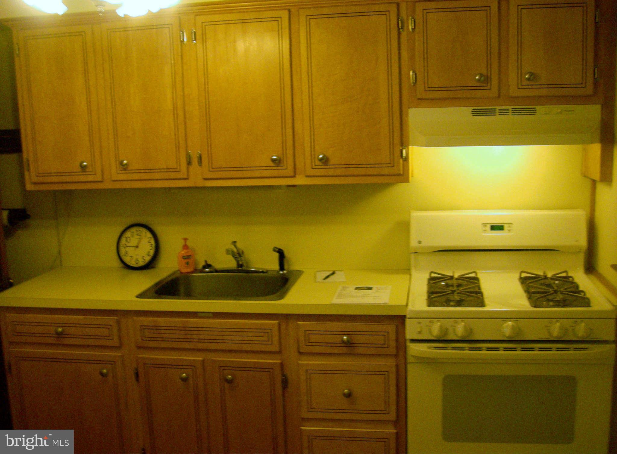 6604 Rannoch Drive Baltimore, MD 21228 - Photo 11 of 27 Kitchen