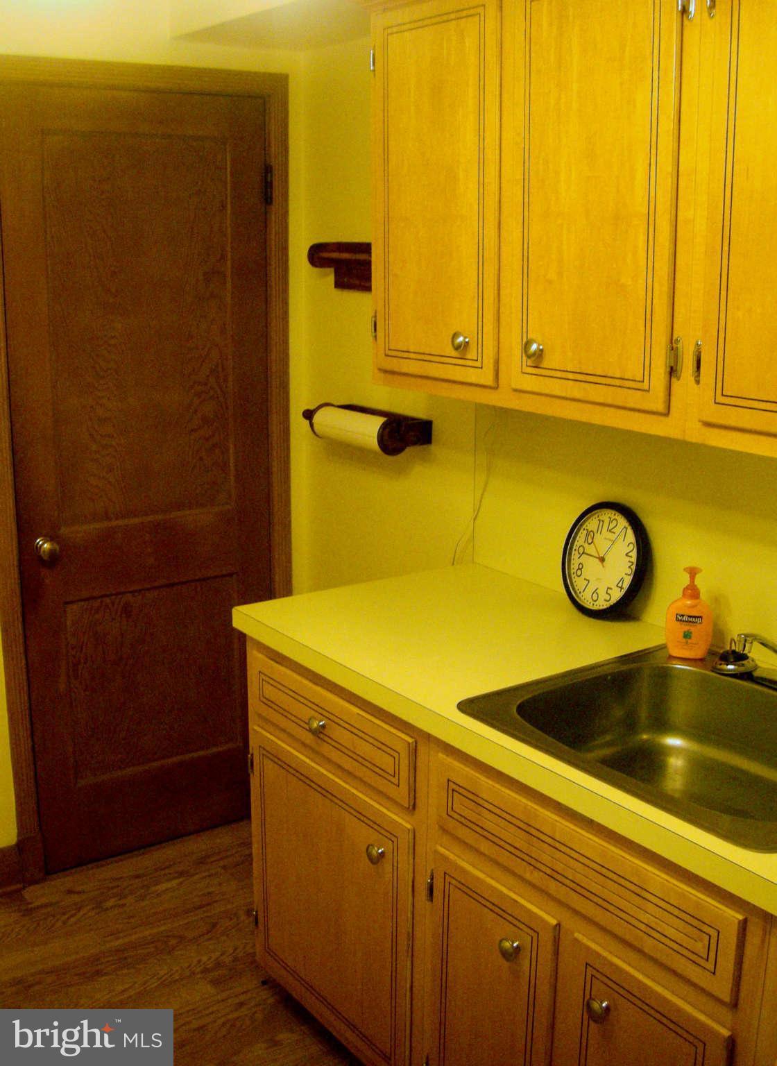 6604 Rannoch Drive Baltimore, MD 21228 - Photo 12 of 27 Kitchen