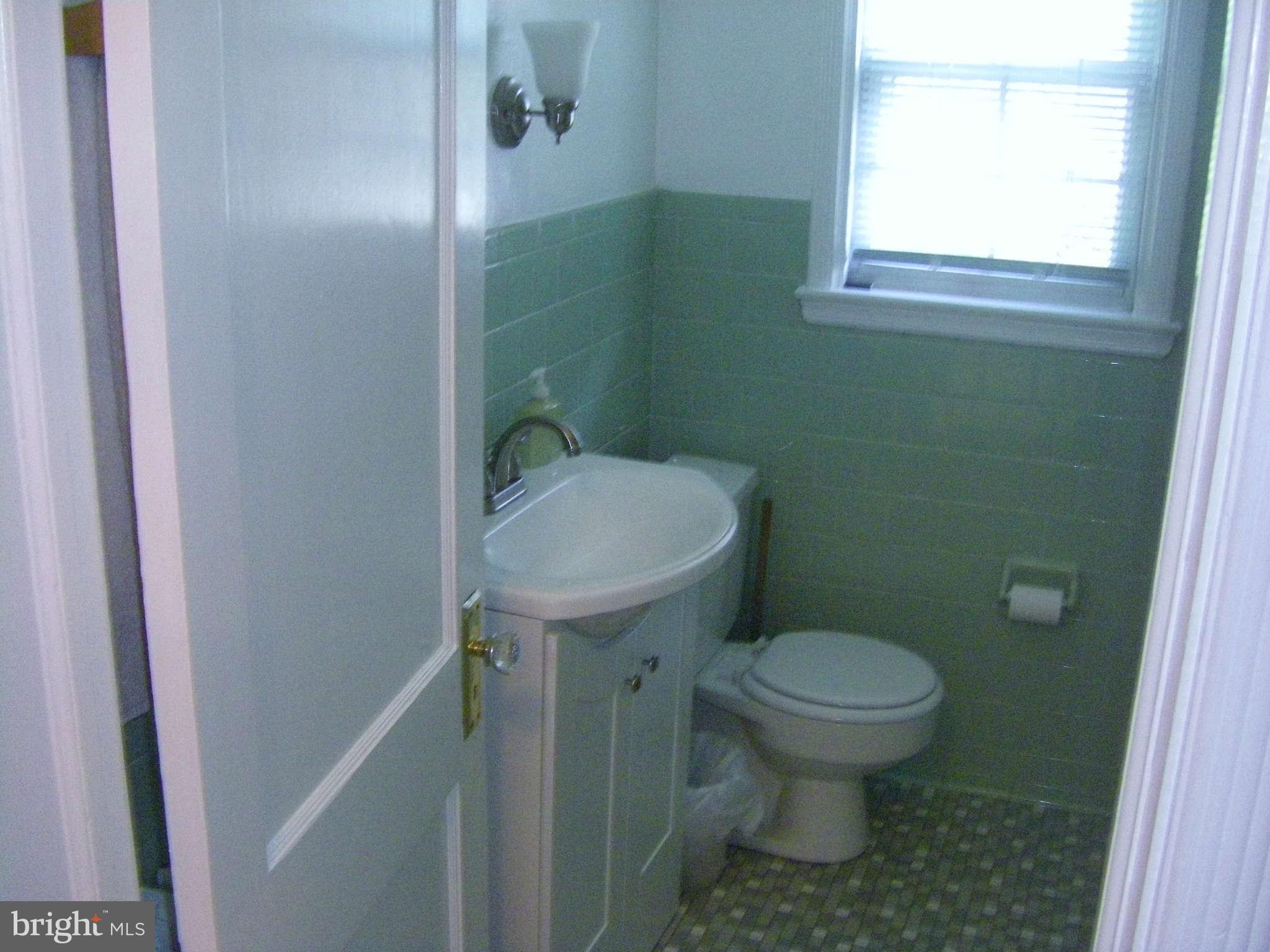 6604 Rannoch Drive Baltimore, MD 21228 - Photo 16 of 27 Bath