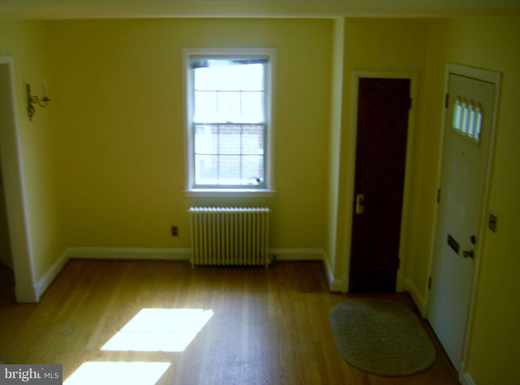 6604 Rannoch Drive Baltimore, MD 21228 - Photo 3 of 27 Living Room