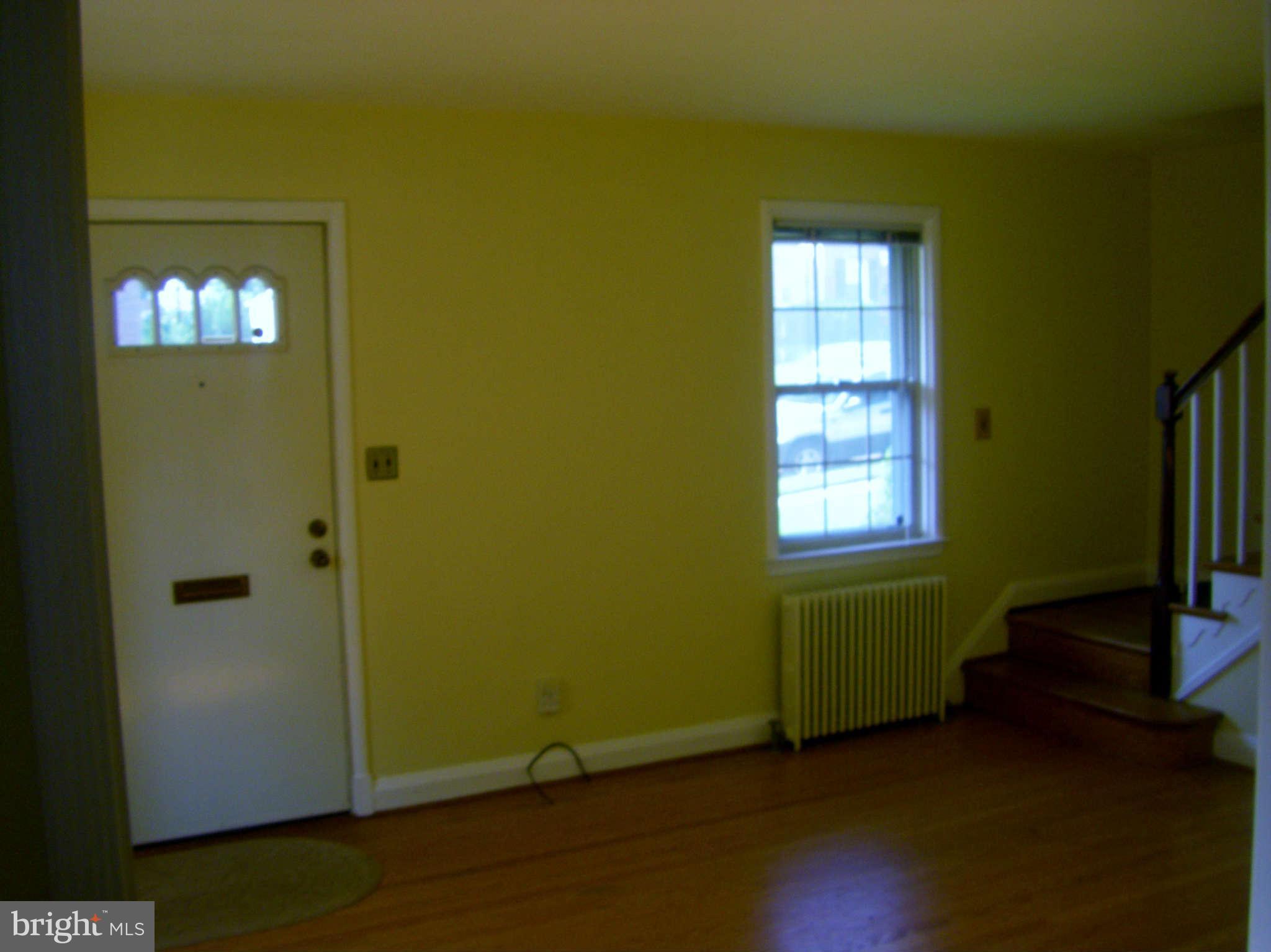 6604 Rannoch Drive Baltimore, MD 21228 - Photo 4 of 27 Living Room
