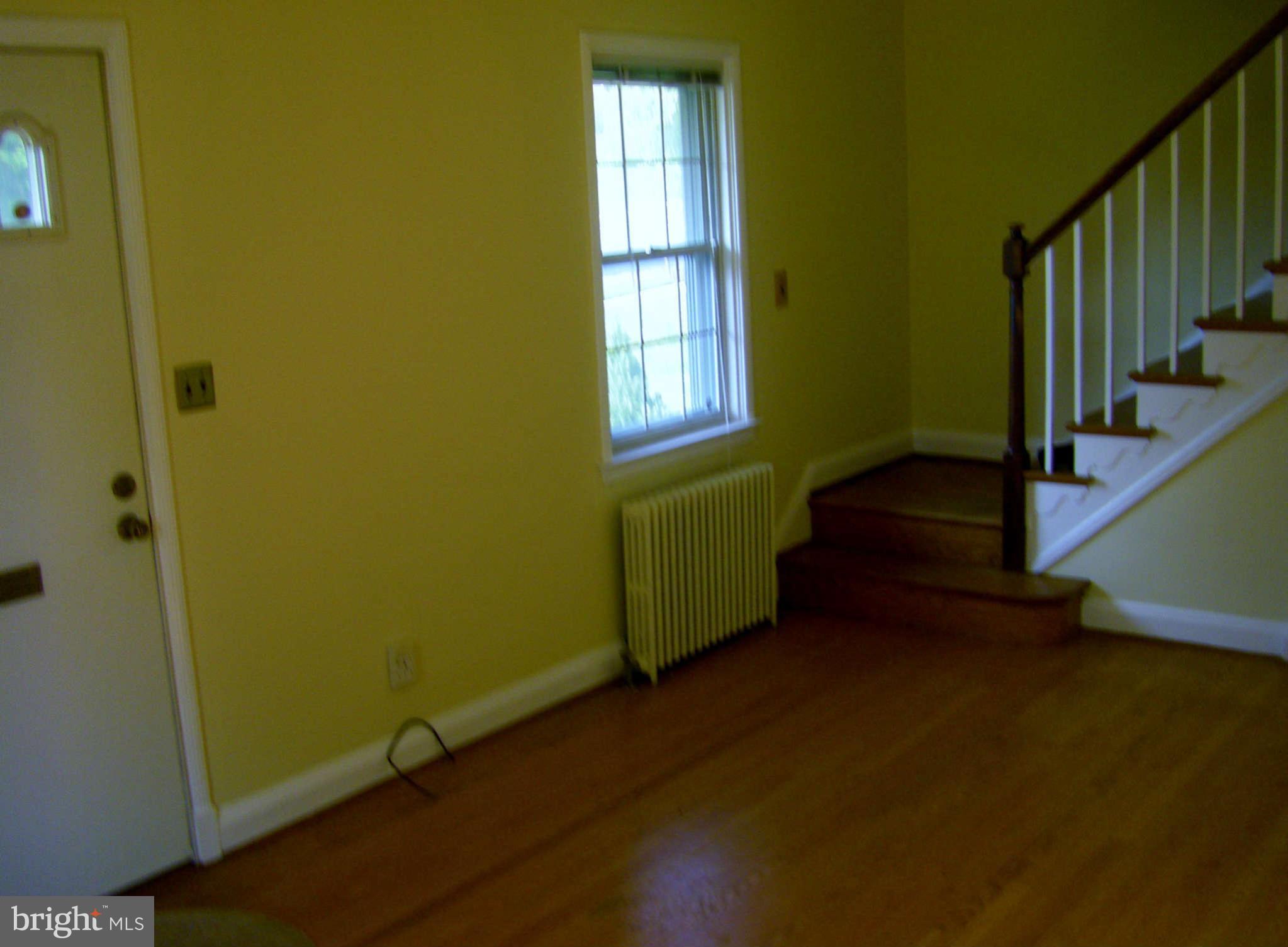 6604 Rannoch Drive Baltimore, MD 21228 - Photo 5 of 27 Living Room