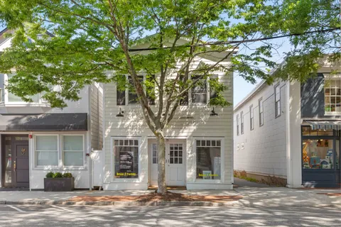 $2,100,000 | 71 Jobs Lane, Southampton, NY 11968