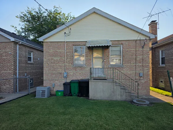 $2,200 | 3804 South Harvey Avenue, Unit 1, Berwyn, IL 60402