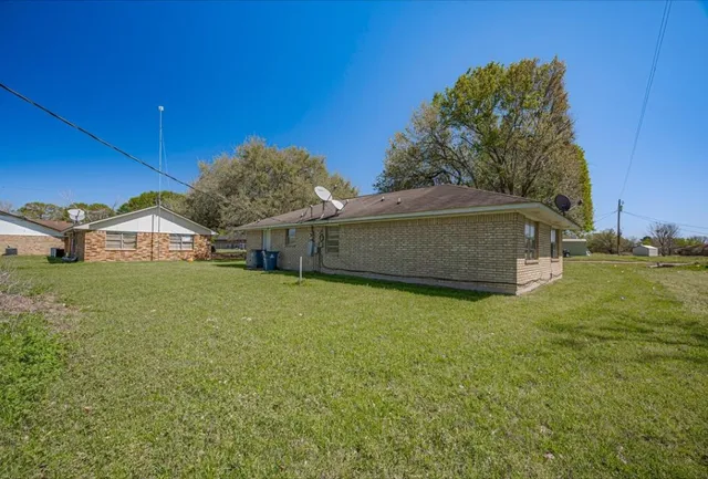 a view of a house with a backyard