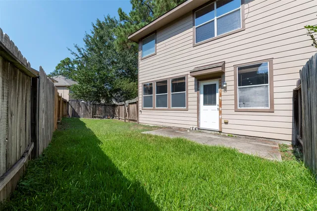 a view of a house with backyard and garden
