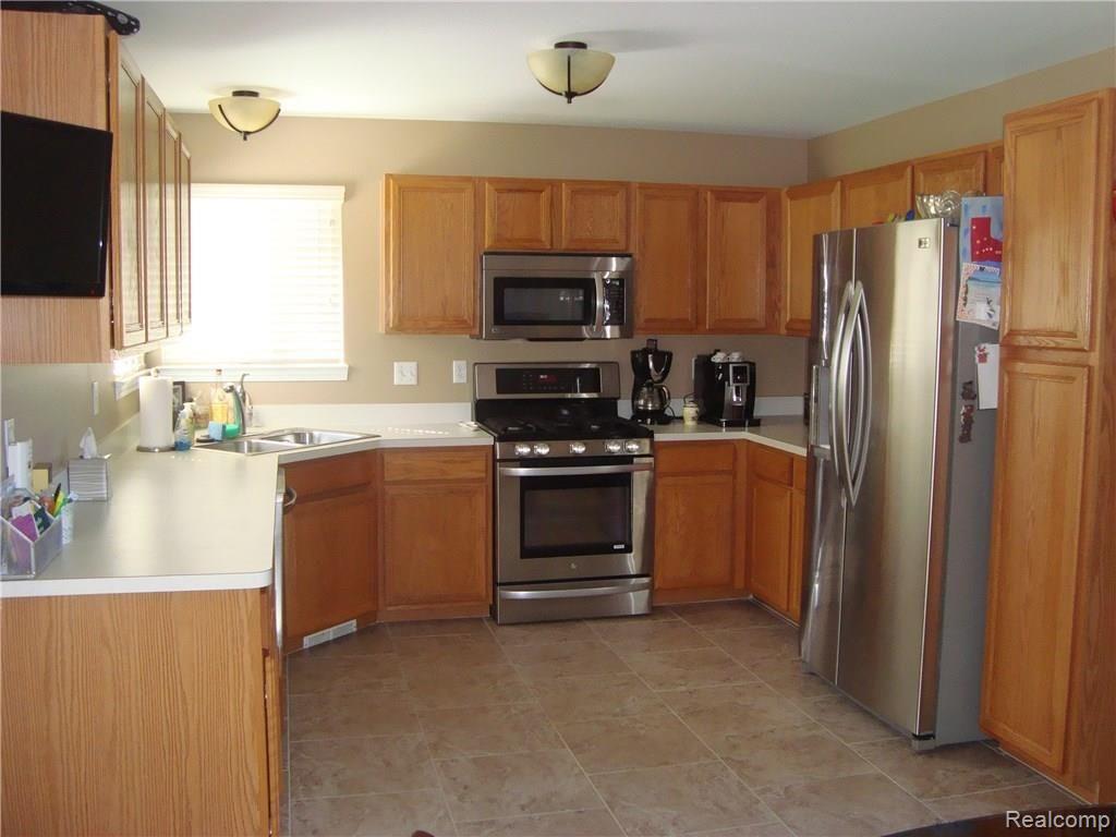 46258 Rocker Drive Macomb, MI 48044 - Photo 6 of 29 Kitchen