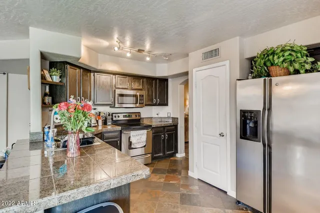 $2,950 | 689 South Dodge Street, Gilbert, AZ 85233