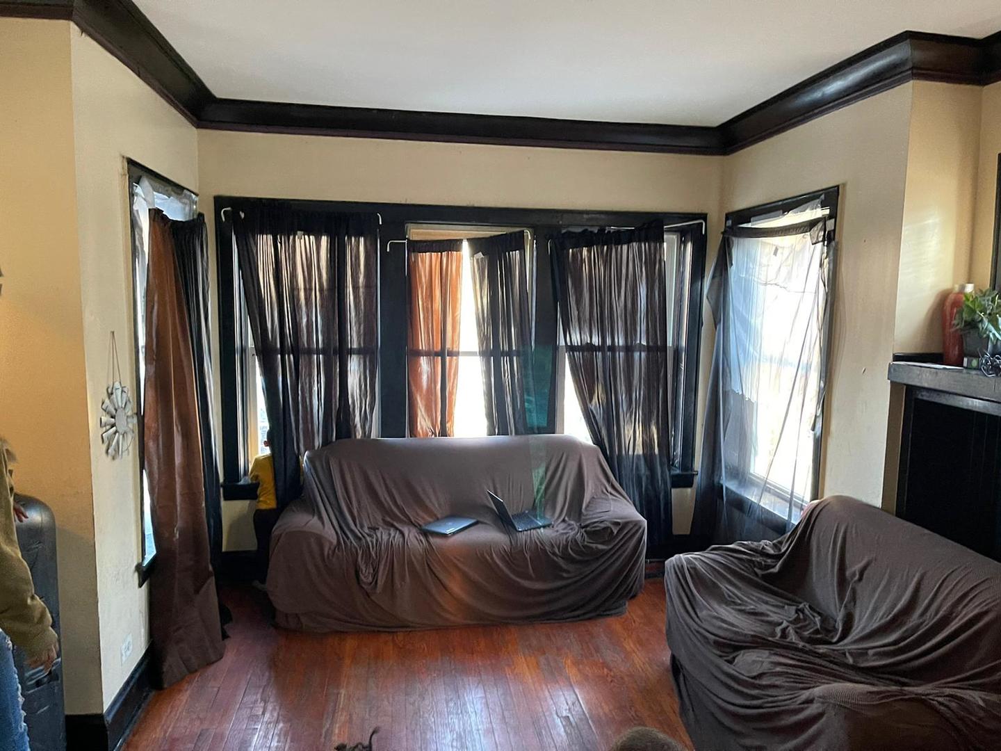 6950 South Carpenter Street Chicago, IL 60621 - Photo 2 of 3 a living room with furniture and a window
