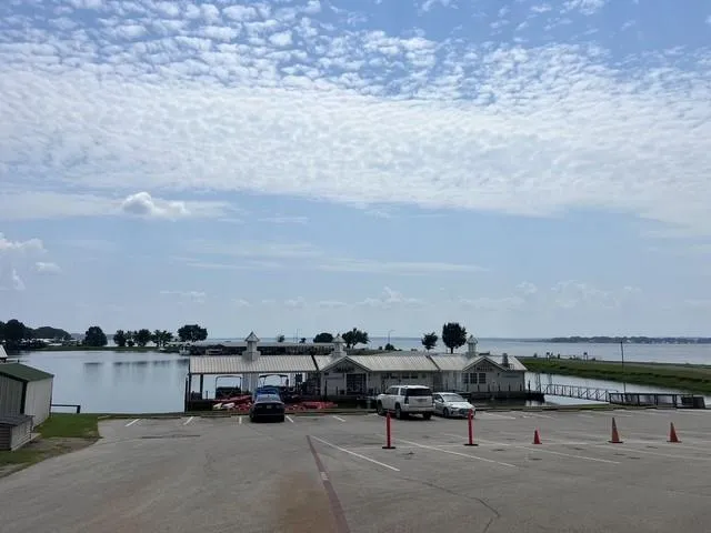 a view of a parking area