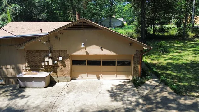 a view of a house with backyard and trees