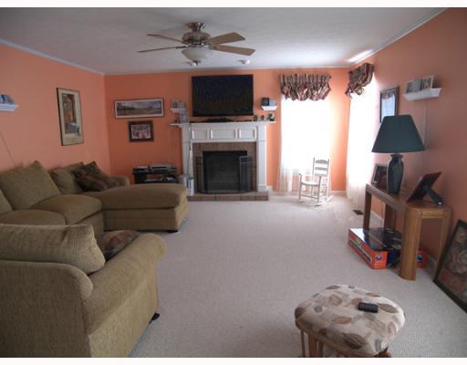 Den/Family/Great Room. Relax in the family room with berber carpet and ceiling fan.
