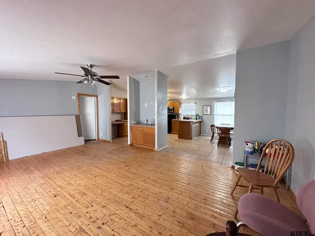 a view of livingroom with furniture and a ceiling fan